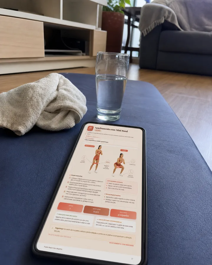 Celular apoiado no tapete de treino em uma sala de casa